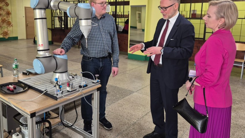 RTK direktore Rūta Gintaute-Marihina ar ministru Andri Sprūdu un skolotāju Aleksandru Okuņevu