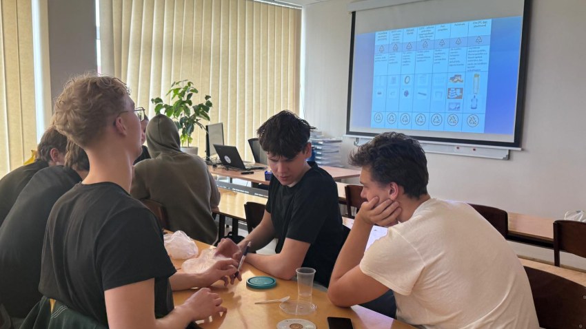 Vieslekcija MH 23-1 grupai par plastikātiem, to produktiem un vides piesārņojumu.