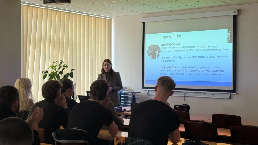 Vieslekcija MH 23-1 grupai par plastikātiem, to produktiem un vides piesārņojumu.