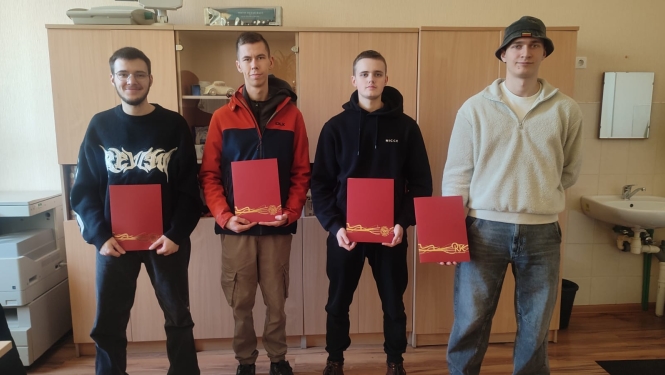Puiši stāv ar diplomiem